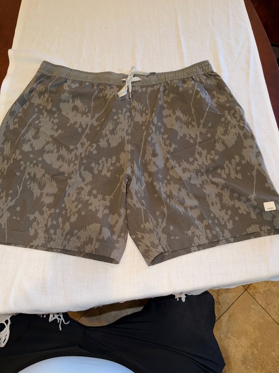 Vuori Other - 1304109 Vuori Men's Dark Grey Green Camo Athletic Shorts SZ 34-36 EUC